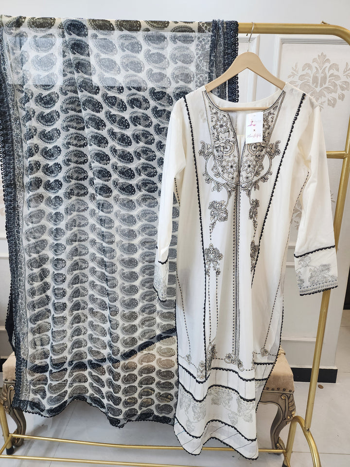 Mavi's Pret | Sana Safinaz Luxury Embroidered 3PC – Stitched Ready to Wear | 100% Original